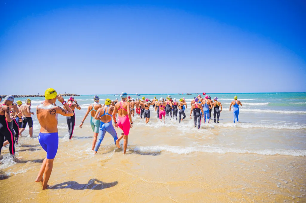 Nuotatori in gara sulla spiaggia