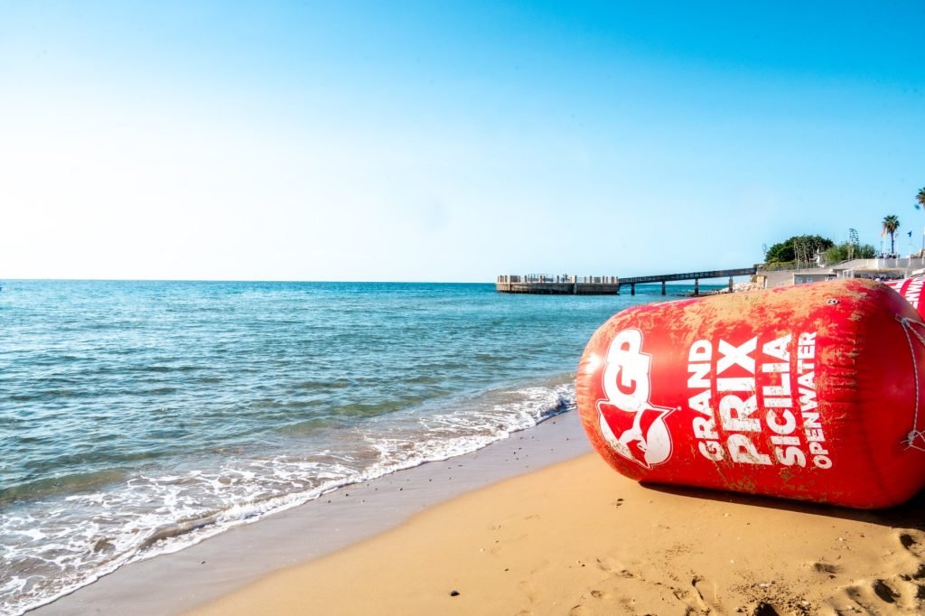 Ballo rosso sulla spiaggia sabbiosa
